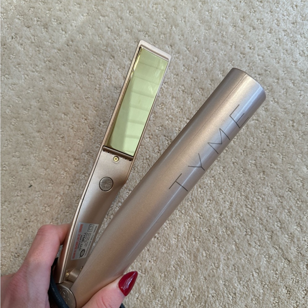 Tyme curling iron and strainer. Like new. Works great